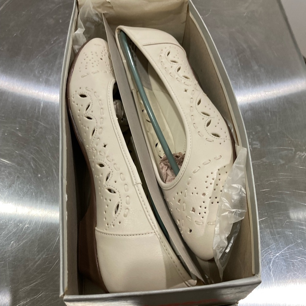 Women’s size 10 Vintage flats